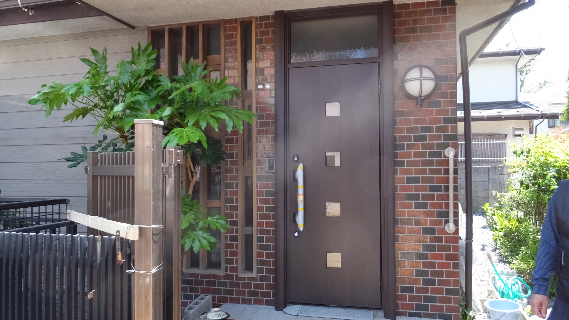 【世田谷大蔵店】木製玄関ドア交換工事施工後