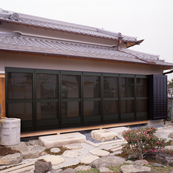 YKK AP製の雨戸戸板を取替え